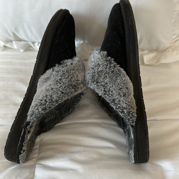 Comfy Minnetonka Slippers - 10 - Picture 6 of 10